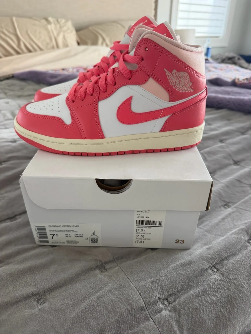 NEVER WORN Nike Women’s Air Jordan 1 White/Sea Coral- Atmosphere Blanc